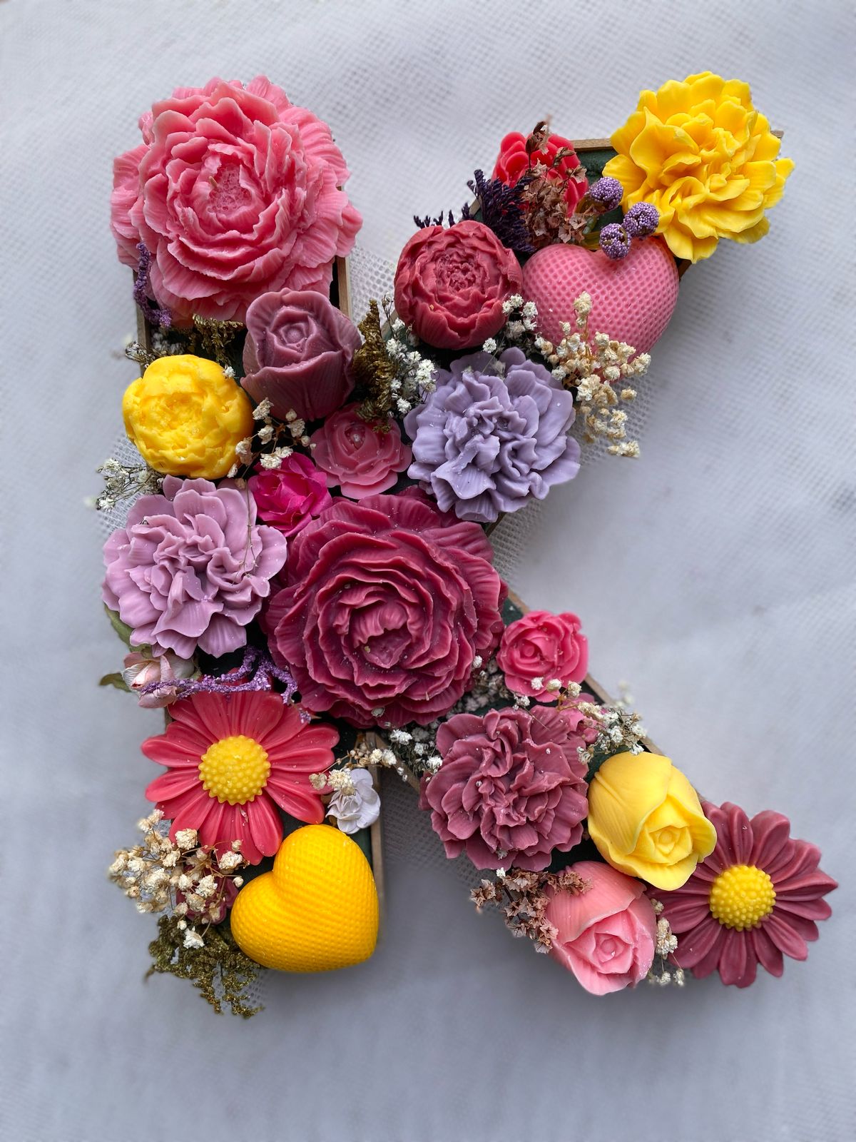 Letra con velas en forma de flor