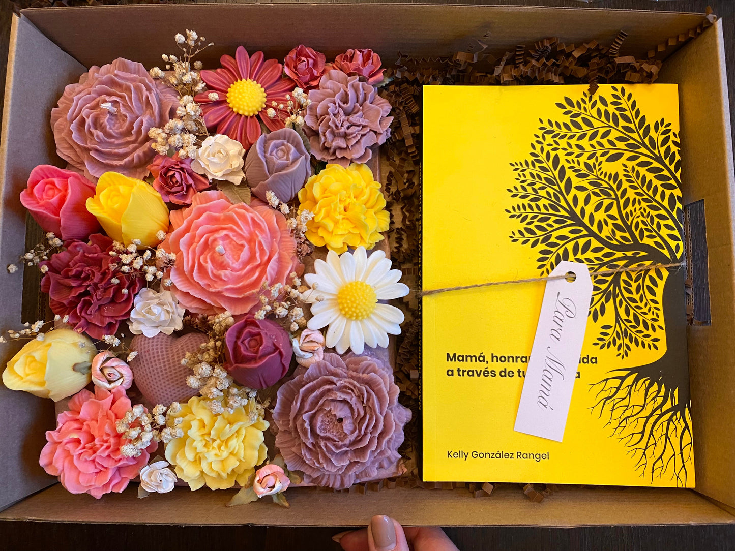 Garden box con libro "Mamá, honrando tu vida a través de tu historia"