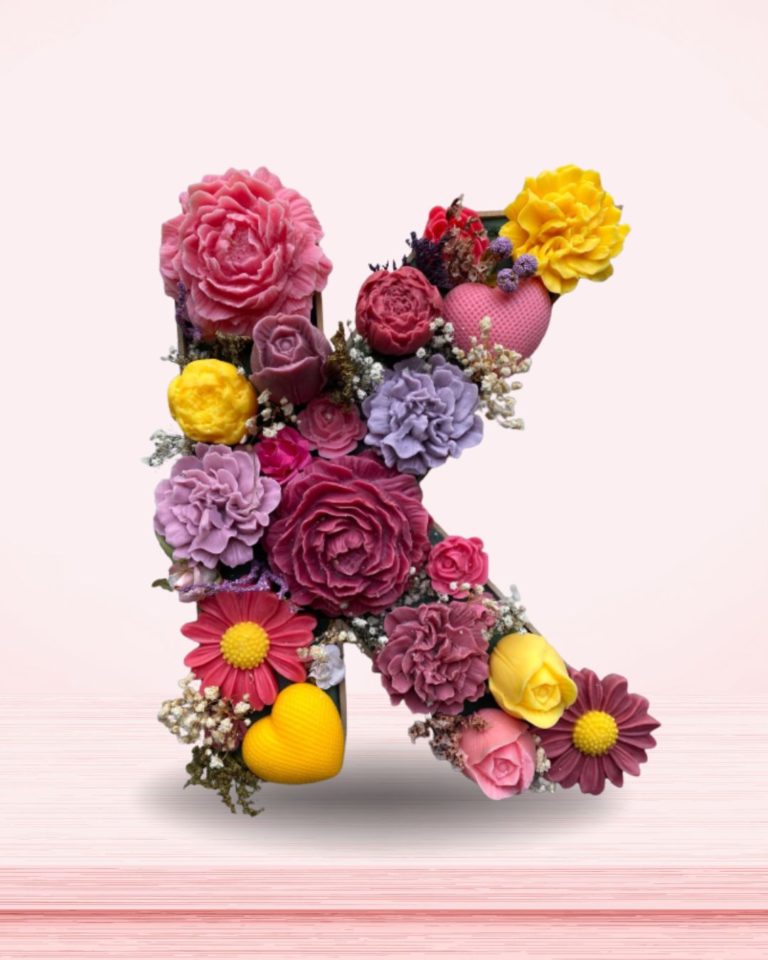 Letra con velas en forma de flor