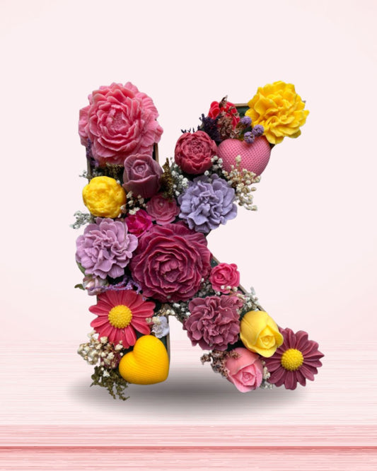 Letra con velas en forma de flor